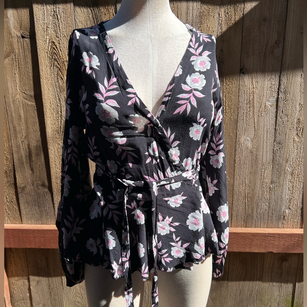 Yumi Kim Tucked Away Posh Life Top. Size M. Black w/floral print.